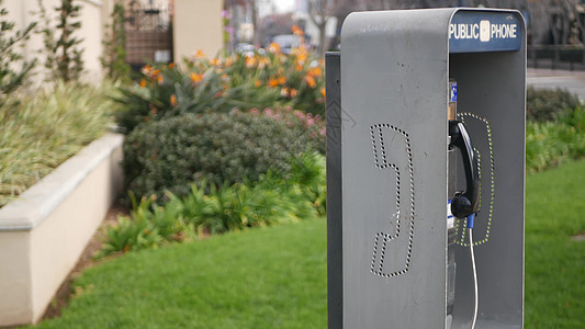 美国加利福尼亚州街道上用于紧急呼叫的复古投币式公用电话站 公共模拟付费电话亭 用于连接和电信服务的过时技术 盒子上的手机硬币预付图片