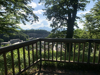 看着萨尔茨堡市树木绿色天空晴天森林旅游蓝色旅行山脉风景图片