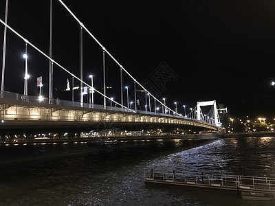 Elisabeth桥在夜间图片