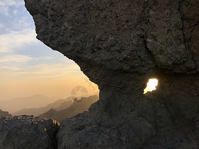 Roque Nublo火山岩日落岩石地标图片