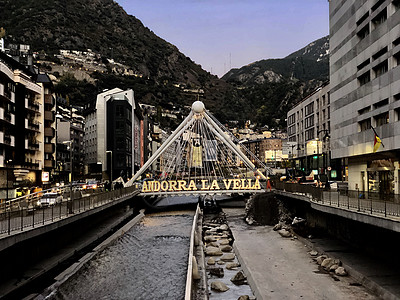 瓦利拉河位于巴黎桥的桥上的安道尔La Vella标志街道石头建筑学城市背景