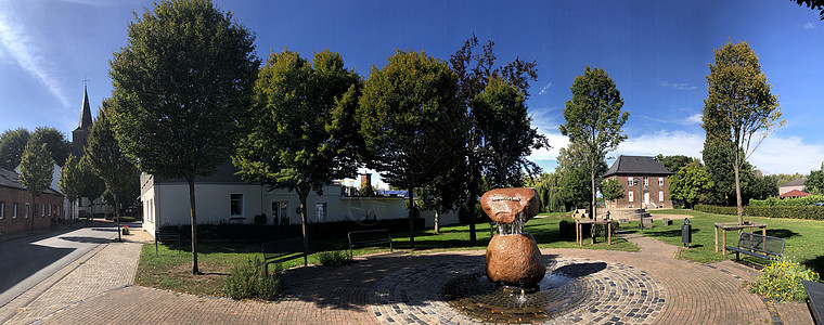村喷泉的全景图片