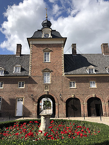 瓦西尔堡圣殿的雕像和鲜花建筑学历史历史性晴天石头建筑城堡房子图片