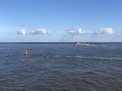 前往博尔库姆岛的渡口海岸天空航海地平线旅行渡船蓝色运输旅游血管图片