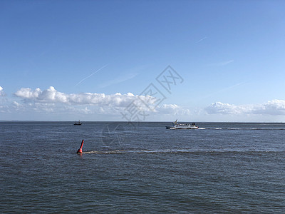 前往博尔库姆岛的渡口运输地平线海洋海岸渡船天空蓝色血管航海旅行图片