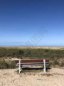 博尔库姆岛海滩附近的座椅图片