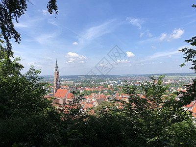 在特劳斯尼茨城堡公园看到圣马丁教堂教堂全景天线城市宫廷住房房子地标风景城堡图片