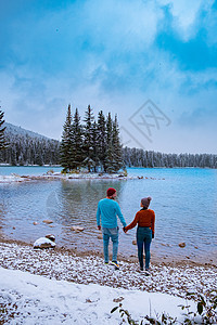 加拿大落基山脉的湖位于加拿大艾伯塔省班夫市 碧绿的水被针叶林所环绕 加拿大落基山脉的二杰克湖男人女士公园风景夫妻旅行国家假期森林图片