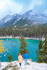加拿大落基山脉的湖位于加拿大艾伯塔省班夫市 碧绿的水被针叶林所环绕 加拿大落基山脉的二杰克湖旅行假期男人风景公园国家天空夫妻女士图片