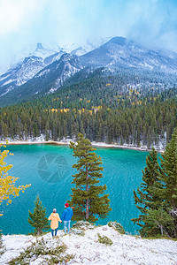 加拿大落基山脉的湖位于加拿大艾伯塔省班夫市 碧绿的水被针叶林所环绕 加拿大落基山脉的二杰克湖旅游女士男人夫妻假期风景公园蓝色国家图片