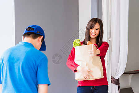 送货员提供杂货服务 在纸袋中向女顾客提供新鲜蔬菜市场运输购物篮子面包商业男性办公室船运邮递员图片