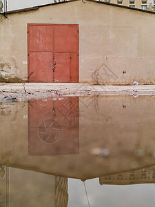 大车库的假象 红门反射在水坑里图片