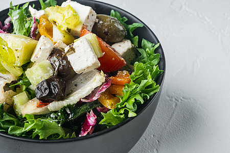 传统希腊沙拉 有新鲜蔬菜 feta和橄榄以及白色背景图片