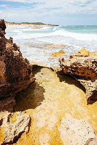 澳大利亚索伦托科奥尼亚海滩蓝色岩池海岸旅行海浪海岸线黄色岩景海洋旅游背景图片