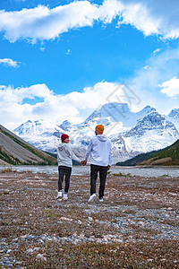 在加拿大艾伯塔班夫国家公园附近的加拿大洛基斯 有雪山的男子和女子徒步旅行冒险享受自由女性男性假期海岸线成人男人活动图片