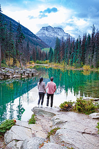 马蹄湖 贾斯珀国家公园 加拿大艾伯塔省 一对男女望着绿蓝的湖公园天空森林假期风景山脉马蹄铁地标游客瀑布图片