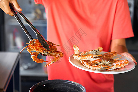 把煮熟的蓝螃蟹放在白盘上动物午餐美食海洋餐厅女士盘子平底锅食物海鲜图片