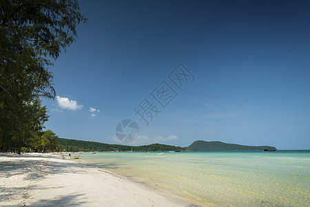 龙沐湾柬埔寨岛Saracen Bay海滩白色异国风景游客晴天旅游热带天堂情调背景