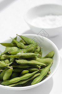 碗里吃豆子 桌上有海盐食物绿色豆荚盐渍黄豆蔬菜桌子小吃餐厅毛豆图片