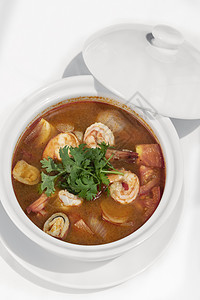 泰国冬阴功酸辣虾汤食物海鲜蔬菜美食白色桌子椰子图片