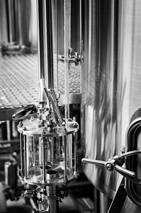 室内酿酒厂啤酒酿啤酒设备详细分类细目啤酒厂酿造工业机械体重金属黑与白机器背景图片