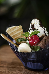 果美有机巧克力和草莓冰淇淋圣代甜点鞭打巧克力配料浇头冰淇淋美食装饰圣代晶圆奶油图片