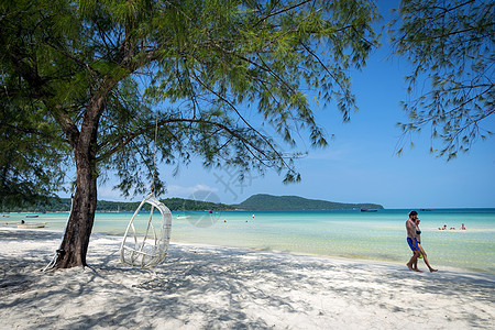 柬埔寨岛Saracen Bay海滩游客热带风景白色情调晴天家具夫妻异国椅子图片