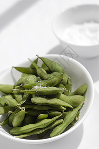 碗里吃豆子 桌上有海盐小吃毛豆黄豆绿色豆荚盐渍食物蔬菜餐厅桌子图片