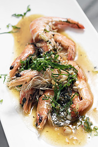 在辣大蒜辣辣辣椒和松黄酱中烤虾对虾小吃盘子食物美食海鲜背景图片