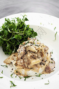 猪肉加蘑菇奶油和辣椒酱美食盘子餐厅沙拉午餐奶油状桌子食物图片