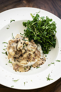 猪肉加蘑菇奶油和辣椒酱美食盘子奶油状沙拉桌子食物餐厅午餐图片
