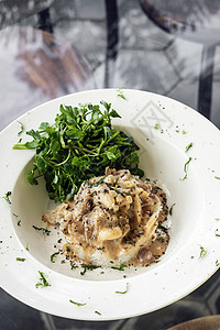 猪肉加蘑菇奶油和辣椒酱美食桌子沙拉盘子食物奶油状午餐餐厅图片