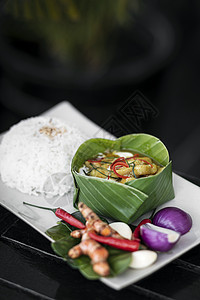 餐桌上的鱼咖喱饭 食用肉饼午餐美食情调食物椰子餐厅异国高棉语热带图片