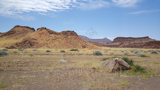 达马拉兰阿巴瓦布河床的风景花河植物天空岩石石头图片