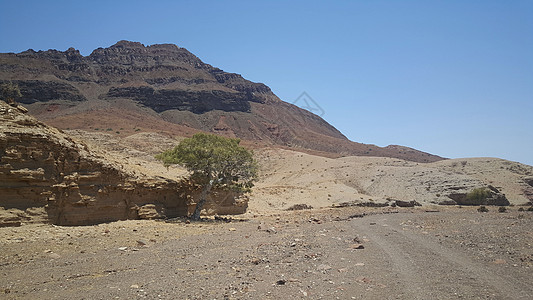 穿过沙漠的碎石路天空岩石石头爬坡公路图片