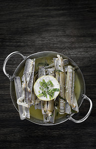 在西班牙 用大蒜黄油和白葡萄酒烤焦的剃刀蛤塔帕美食白酒平底锅起动机草本植物食物小吃蛤蜊乡村图片