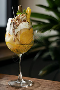 鲜果和激情水果 热带冰淇淋圣代装饰玻璃推介会甜点配料晶圆美食热情浇头坚果图片