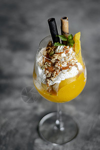 鲜果和激情水果 热带冰淇淋圣代玻璃浇头推介会热情美食装饰坚果配料奶油食物图片