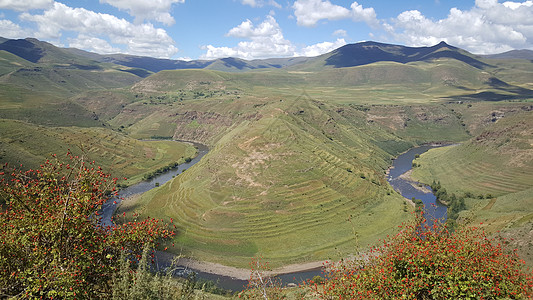 Rakotoane周围的山脉景象爬坡阴影风景图片