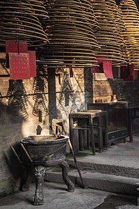 在中国马考的中国古寺内 有传统的烧香香圈燃烧宗教佛教徒迷信寺庙线圈图片