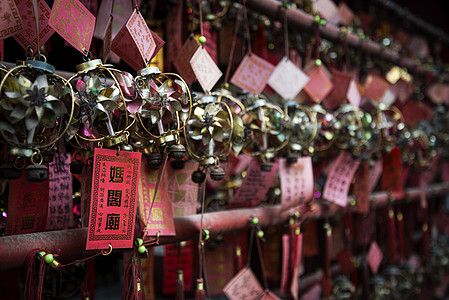 在阿马中华寺内地大教堂挂起幸运球装饰神社红色传统宗教艺术佛教徒迷信海女文化图片