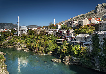 内列特瓦河和古老的莫斯塔尔波斯尼亚风景小镇房屋脚凳晴天地标家园游客旅游图片