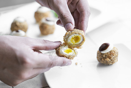 餐桌上吃点零食 吃的甜点美食推介会潮人起动机鸡蛋食物实验性鹌鹑创造力男人图片