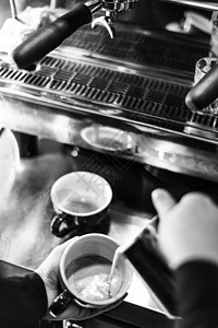 用现代机器制作浓缩咖啡的特写细节黑与白眼镜快报酒吧咖啡店白色咖啡黑色潮人玻璃图片