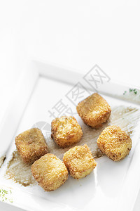 简单素食用餐菜边盘子的薯条马铃薯广场croquettes油炸白色小吃起动机推介会正方形立方体盘子掘金土豆图片