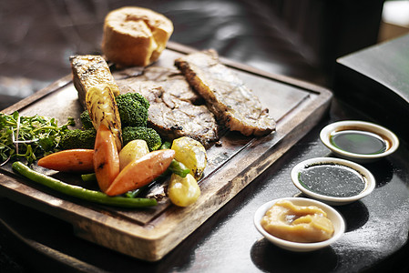 餐桌上摆放的传统的不英国传统餐烧烤木头酒吧拼盘英语木板食物美食桌子图片