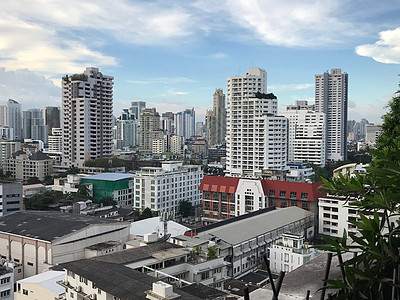 曼谷的摩天大楼购物中心建筑天空住房城市背景图片