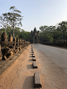 柬埔寨吴哥神庙南门的雕像图片