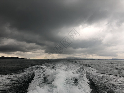 前往Koh Samet岛途中海面上空的黑云海洋波浪图片