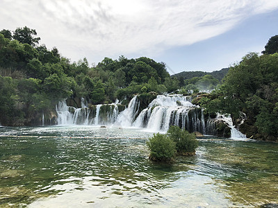 Krka国家公园瀑布岩石森林瀑布风景图片